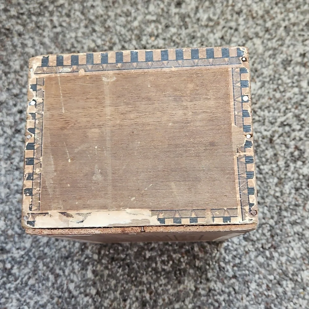 Vintage Rustic Garcia Sweets Wooden Cigar Box - Picture 6 of 8